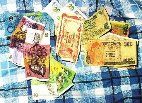 Indonesian rupiah banknotes found among Australian cash on Ivan Milat's bedside table. Police believed German victim Gabor Neugebauer brought the money back from Indonesia